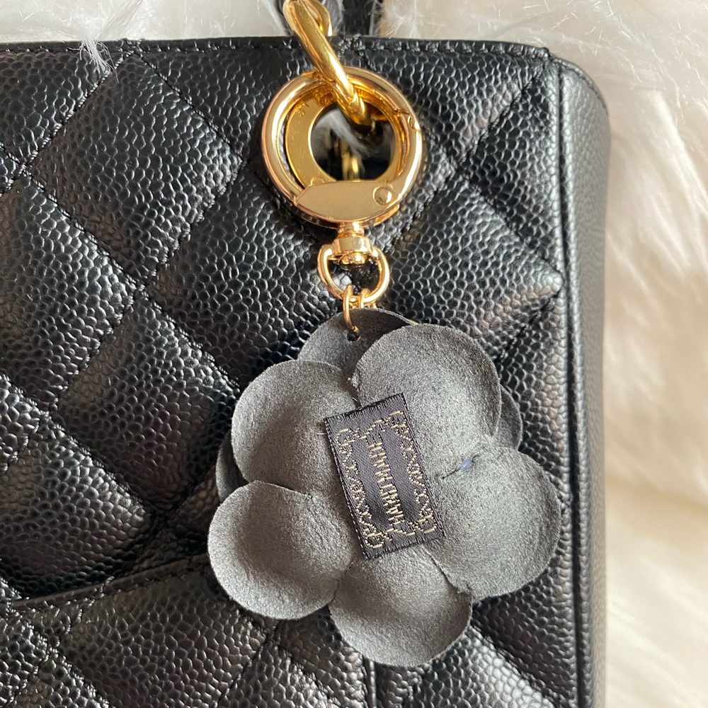 Camellia flower bag charm - Picture 2 of 2